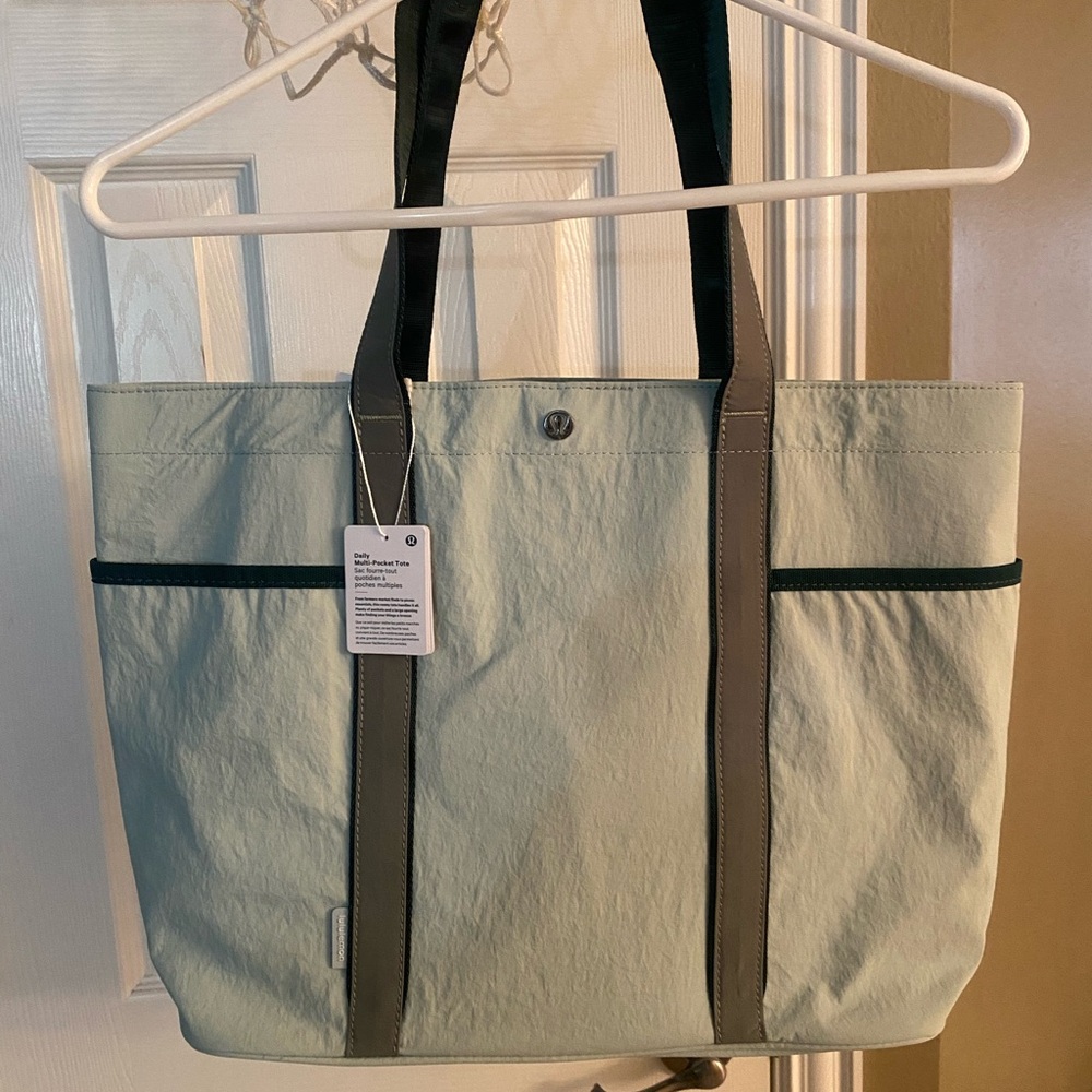 Lululemon daily multi pocket toe bag 20L. NWT. Beautiful light green.
